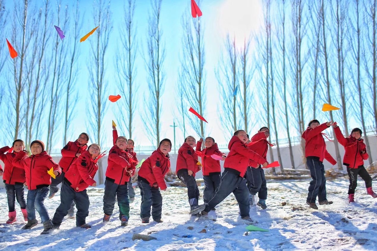 2017年11月15日， “多一克溫暖”公益行動走進(jìn)北疆地區(qū)，實(shí)現(xiàn)了從物質(zhì)捐贈到“物質(zhì)+精神”溫暖的升級。 “體操冠軍”楊威、好妹妹樂隊(duì)等傾情加盟，不僅為孩子們帶來加厚羽絨服和御寒物資，還準(zhǔn)備了溫暖的課堂。