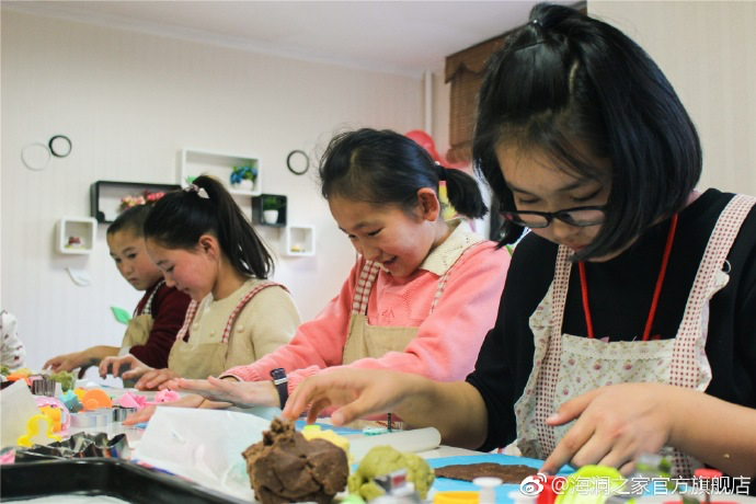 在北京，孩子們上了一節(jié)別開生面的廚藝課——手工DIY餅干。孩子們腦洞大開親自上手，從制作到出爐不僅留下了噴香的餅干，還留下了珍貴的回憶。親手做的餅干孩子們舍不得獨(dú)享，成為了回程路上最重要的“伴手禮”